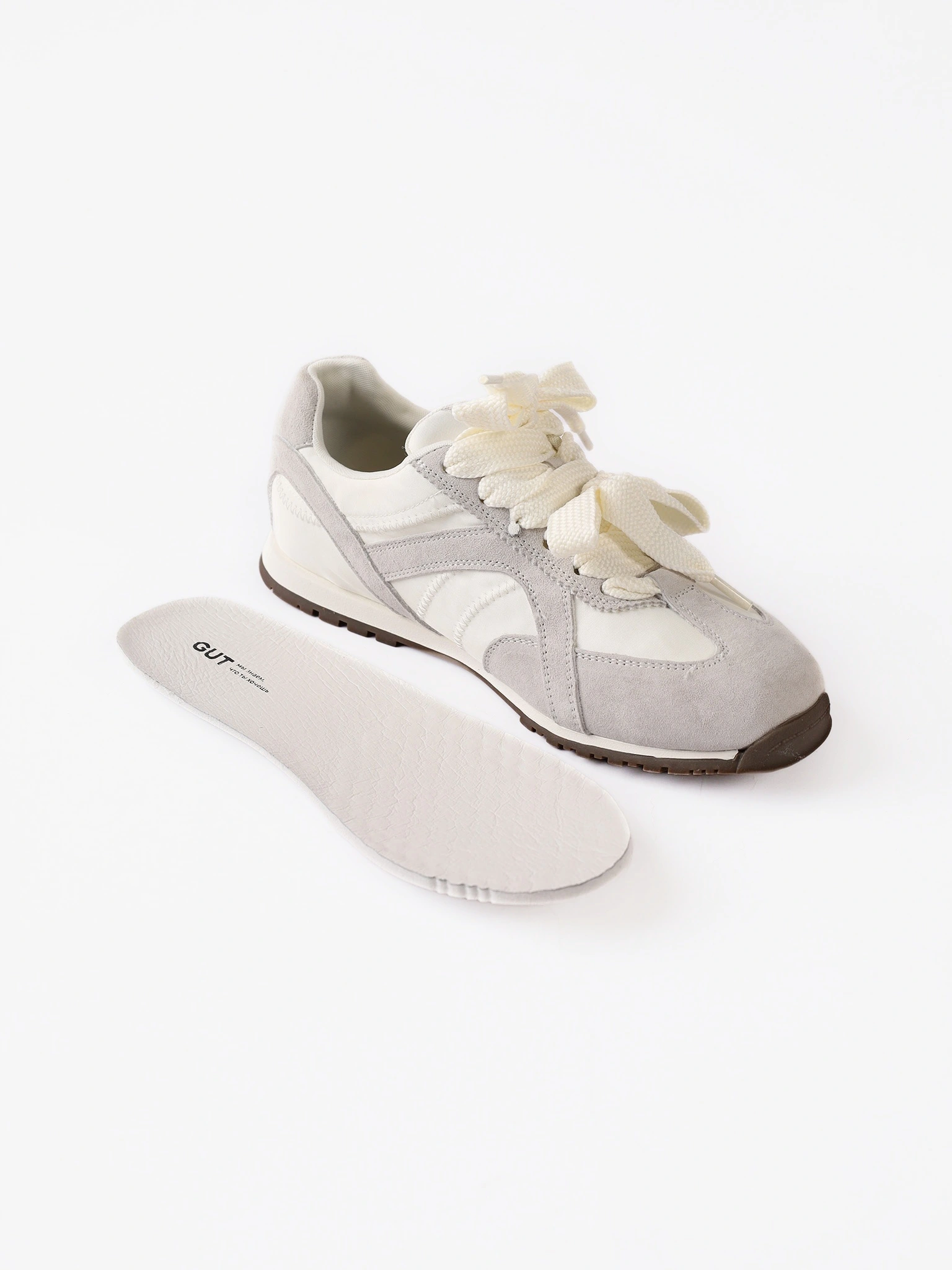 Кроссовки комбинированные серо-белого цвета на низкой подошве